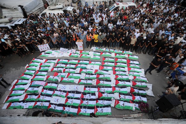 فلسطينيون يشيّعون في حي الزيتون بمدينة غزة، 6 سبتمبر/أيلول 2026، رفات وجثامين نحو 100 من ذويهم، بينهم عشرات الأطفال، بعدما انتشلتها طواقم الدفاع المدني خلال الأيام الماضية