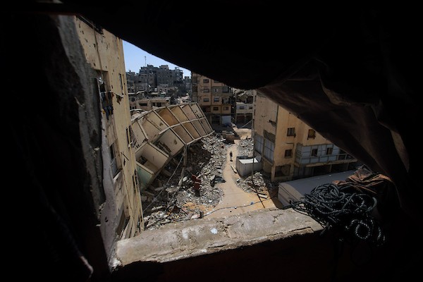 فلسطينيون يقيمون داخل أبراج الكرامة المتضررة وفي خيام مجاورة لها شمال قطاع غزة، في 17 سبتمبر/أيلول 2026، وسط مخاوف من انهيار المباني وصعوبة تأمين مساكن بديلة للعائلات والنازحين. (تصوير: بلال أسامة)