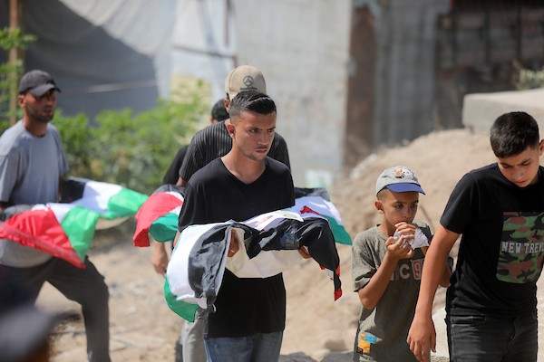 فلسطينيون يشيّعون في حي الزيتون بمدينة غزة، 6 سبتمبر/أيلول 2026، رفات وجثامين نحو 100 من ذويهم، بينهم عشرات الأطفال، بعدما انتشلتها طواقم الدفاع المدني خلال الأيام الماضية