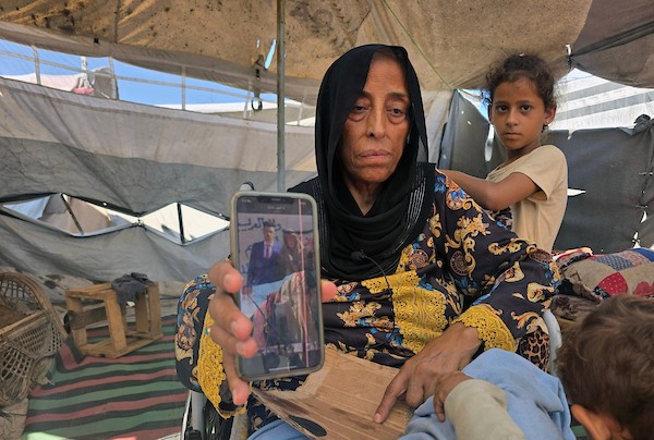 المسنة ليلى أبو عيدة تجلس داخل خيمتها في منطقة المواصي بخان يونس، جنوب قطاع غزة، في 13 سبتمبر/أيلول 2026.(صورة: طارق محمد)