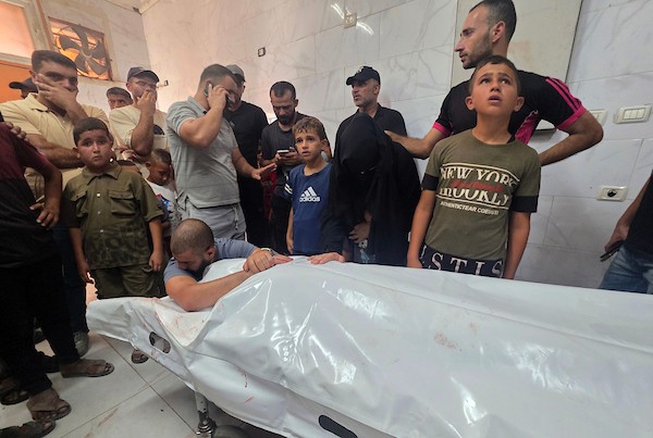 تشييع جثمان الشهيد محمد ناصر سليمان البيوك داخل مجمع ناصر الطبي في خان يونس، جنوب قطاع غزة، في 17 سبتمبر/أيلول 2026. (تصوير: طارق محمد)