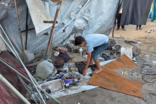 يتفقد فلسطينيون موقع غارة إسرائيلية استهدفت خيمة في منطقة المواسي بمحافظة خان يونس، جنوب قطاع غزة، في 16 سبتمبر/أيلول 2026. (صورة: طارق محمد)