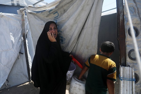 يتفقد فلسطينيون موقع غارات جوية وإطلاق نار إسرائيلي غرب مدينة غزة في الأول من سبتمبر/أيلول 2026. (صورة: بلال أسامة)