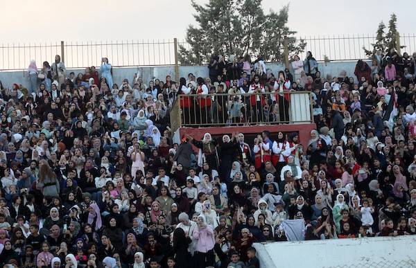 عرسان يشاركون في حفل زفاف جماعي ضم 44 زوجًا في مدينة دورا قرب الخليل، في 26 سبتمبر/أيلول 2026. تصوير: مأمون وزواز.