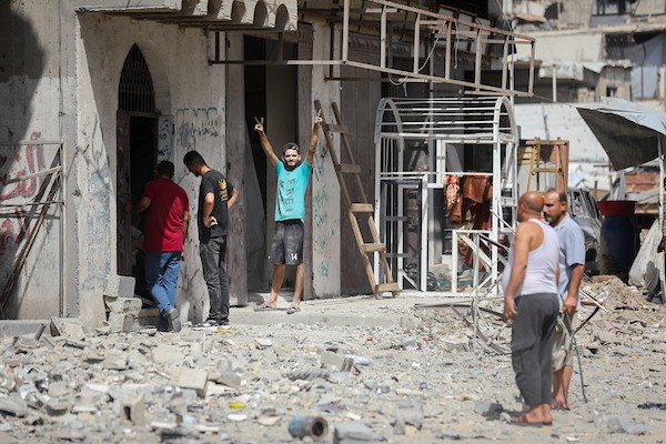 يتفقد فلسطينيون الأضرار التي لحقت بمنزل عائلة كريم في حي التفاح، شرق مدينة غزة، عقب غارة إسرائيلية استهدفته في 22 سبتمبر/أيلول 2026.(صورة: بلال أسامة)
