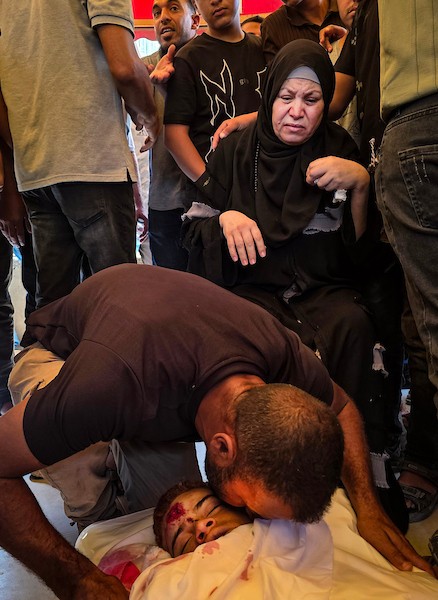 ودّع الفلسطينيون جثمان الشاب طارق كامل المصري، البالغ من العمر 17 عامًا، في خان يونس، جنوب قطاع غزة، في 28 سبتمبر/أيلول 2026. (صورة: طارق محمد)