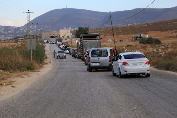 فلسطينيون ينتظرون عند حاجز بيت فوريك العسكري الإسرائيلي شرق نابلس، في الضفة الغربية، في 18 سبتمبر/أيلول 2026. صورة: محمد ناصر