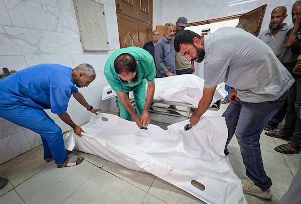 في 23 سبتمبر/أيلول 2026، نقل مسعفون جثثًا وجرحى فلسطينيين إلى مجمع ناصر الطبي في خان يونس، جنوب قطاع غزة، عقب غارة جوية إسرائيلية استهدفت مركبة مدنية في مواصي خان يونس. (صورة: طارق محمد)
