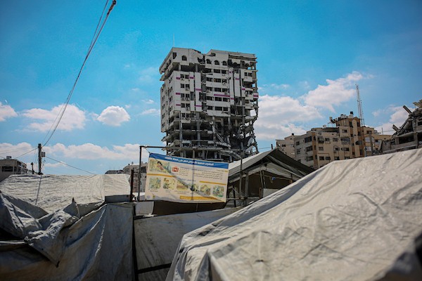 خيام لنازحين فلسطينيين بجوار برج بنك فلسطين المتضرر جراء القصف الإسرائيلي في مدينة غزة، في 20 سبتمبر/أيلول 2026. (صورة: محمد صالحة)