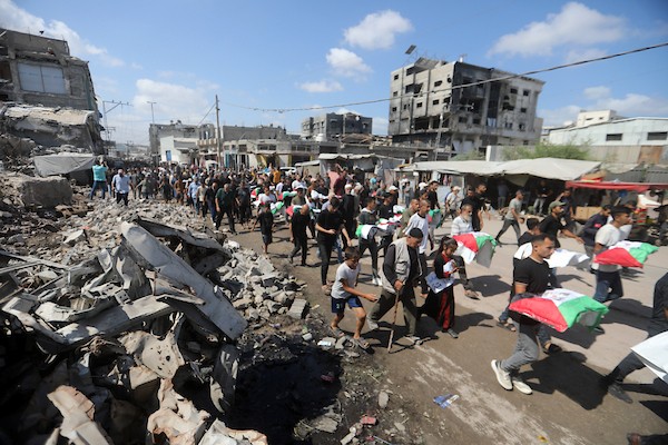 فلسطينيون يشيّعون في حي الزيتون بمدينة غزة، 6 سبتمبر/أيلول 2026، رفات وجثامين نحو 100 من ذويهم، بينهم عشرات الأطفال، بعدما انتشلتها طواقم الدفاع المدني خلال الأيام الماضية