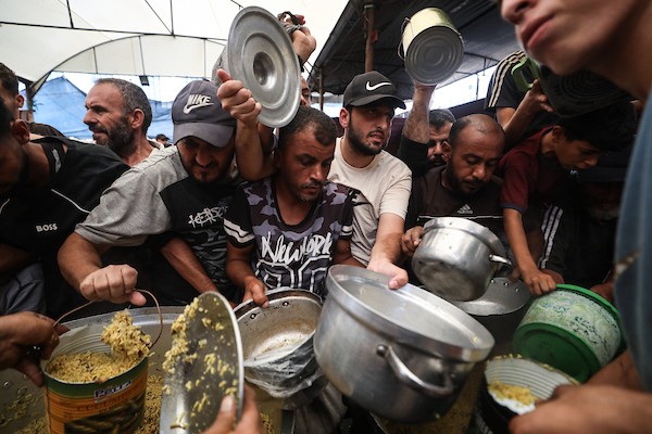 فلسطينيون نازحون، ينتظرون الحصول على وجبات ساخنة في مخيم النصيرات للاجئين وسط قطاع غزة، في 28 سبتمبر/أيلول 2026. (صورة: حسن الجدي)