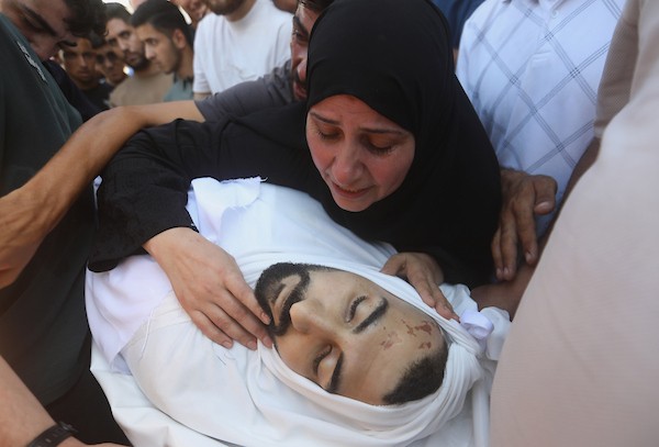 مشيّعون يودعون جثمان بصير منير البرش، داخل مستشفى الشفاء بمدينة غزة في 19 أيلول/ سبتمبر 2026. (تصوير: بلال أسامة)