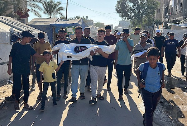 يحمل المشيعون جثمان أمل المغير، البالغة من العمر 8 سنوات، خلال موكب جنازتها من مجمع ناصر الطبي في خان يونس، جنوب قطاع غزة، في 16 سبتمبر/أيلول 2026. (صورة: طارق محمد)