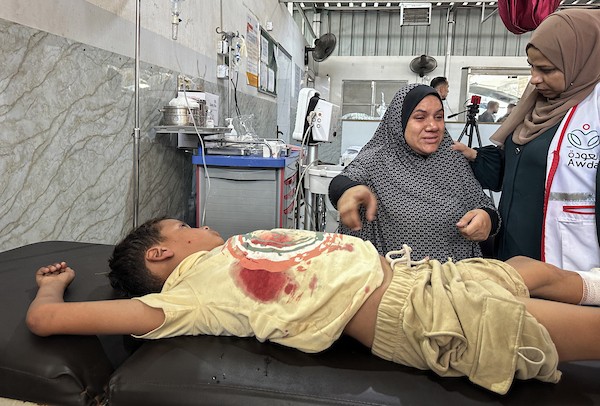 يُعالج المسعفون عدداً من الفلسطينيين الجرحى، معظمهم من الأطفال، في مستشفى العودة بمخيم النصيرات للاجئين، وسط قطاع غزة، في 16 سبتمبر/أيلول 2026.صورة: حسن الجدي