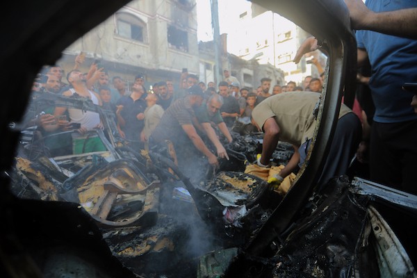 يتفقد فلسطينيون موقع غارة جوية إسرائيلية استهدفت مركبة في مدينة غزة، قطاع غزة، في 6 سبتمبر/أيلول 2026. وبحسب مصادر طبية، أسفرت الغارة عن استشهاد فلسطيني وطفلته وإصابة آخرين. (صورة: بلال أسامة)