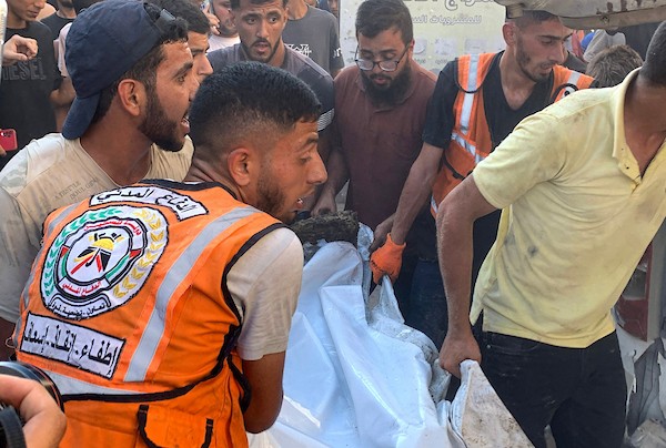 فلسطينيون يتجمعون في موقع غارة جوية إسرائيلية استهدفت مركبة مدنية في حي الشيخ رضوان بمدينة غزة، في 19 أيلول/ سبتمبر 2026. وأدى الاستهداف إلى سقوط شهيد وإصابة خرين. (تصوير: بلال أسامة)