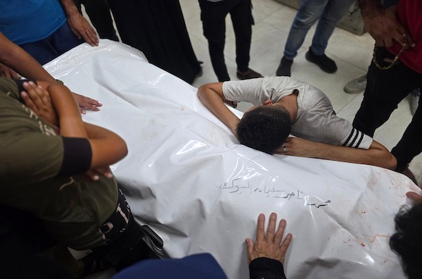 تشييع جثمان الشهيد محمد ناصر سليمان البيوك داخل مجمع ناصر الطبي في خان يونس، جنوب قطاع غزة، في 17 سبتمبر/أيلول 2026. (تصوير: طارق محمد)