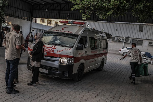 مسعفون ينقلون جثمان الشهيد حذيفة محمود عوض إلى مستشفى الشفاء في مدينة غزة، في 18 سبتمبر/أيلول 2026. تصوير: محمد صالحة
