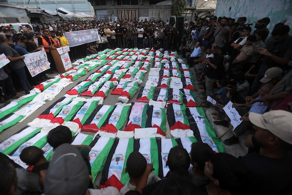 فلسطينيون يشيّعون في حي الزيتون بمدينة غزة، 6 سبتمبر/أيلول 2026، رفات وجثامين نحو 100 من ذويهم، بينهم عشرات الأطفال، بعدما انتشلتها طواقم الدفاع المدني خلال الأيام الماضية