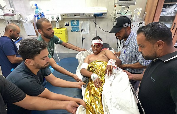 نقل مسعفون طفلين مصابين إلى قسم الطوارئ في مجمع ناصر الطبي بخان يونس، جنوب قطاع غزة، في 12 سبتمبر/أيلول 2026.صورة: طارق محمد