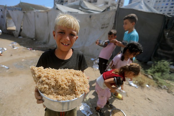 تجمع فلسطينيون نازحون لتلقي وجبات طعام من مطبخ خيري في غرب مدينة غزة، قطاع غزة، في 7 سبتمبر/أيلول 2026. (صورة: بلال أسامة)