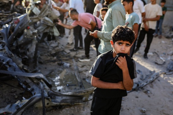 فلسطينيون يتجمعون في موقع استهداف طائرة مسيّرة إسرائيلية مركبة قرب مفترق الصناعة وسط مدينة غزة، في 27 سبتمبر/أيلول 2026. صورة: بلال أسامة