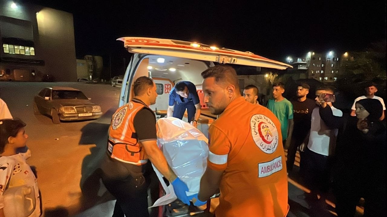 3 شهداء و5مصابين في غارة من مسيرة في محيط منطقة القبة بمواصي مدينة خان يونس جنوبي قطاع غزة.jpg