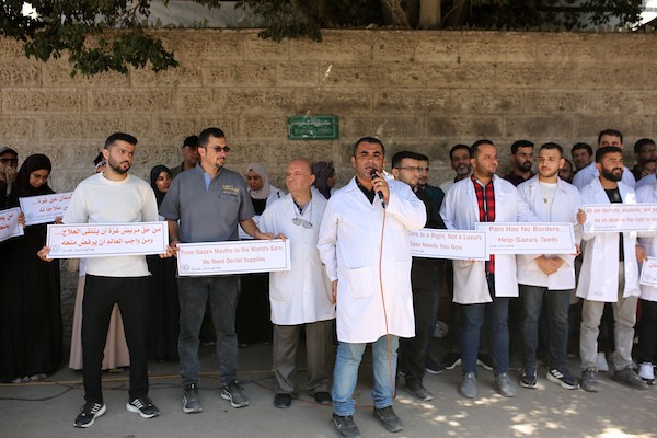 يشارك أطباء فلسطينيون في احتجاج دعت إليه لجنة طب الأسنان في قطاع غزة أمام مقر الصليب الأحمر بمدينة غزة في 15 سبتمبر/أيلول 2026.صورة: محمد صالحة