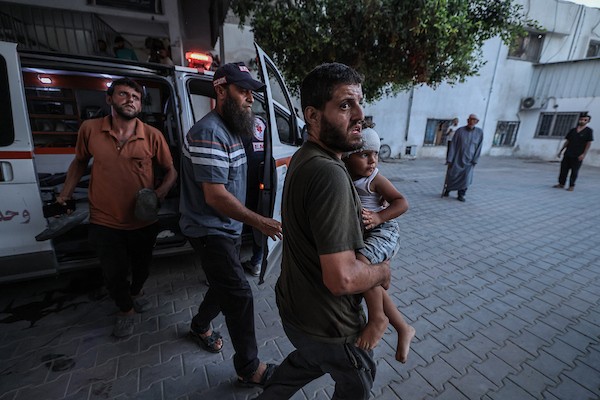 مسعفون ينقلون جثمان الشهيد حذيفة محمود عوض إلى مستشفى الشفاء في مدينة غزة، في 18 سبتمبر/أيلول 2026، عقب استشهاده في غارة جوية إسرائيلية استهدفت حي الشيخ رضوان شمالي المدينة. تصوير: محمد صالحة