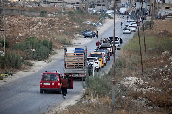 فلسطينيون ينتظرون عند حاجز بيت فوريك العسكري الإسرائيلي شرق نابلس، في الضفة الغربية، في 18 سبتمبر/أيلول 2026. صورة: محمد ناصر