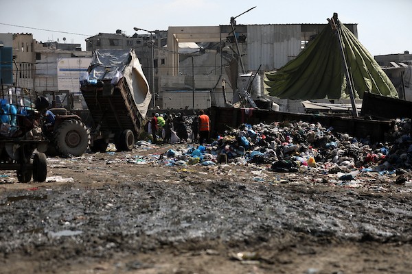 تراكمت أكوام القمامة في شوارع وأحياء مدينة غزة، قطاع غزة، في 13 سبتمبر/أيلول 2026،(صورة: بلال أسامة)