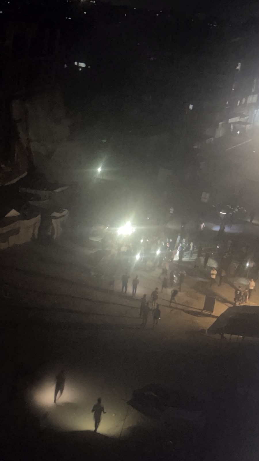 مركبة مدنية أثناء سيرها في منطقة الصفطاوي شمال مدينة غزة..jpg