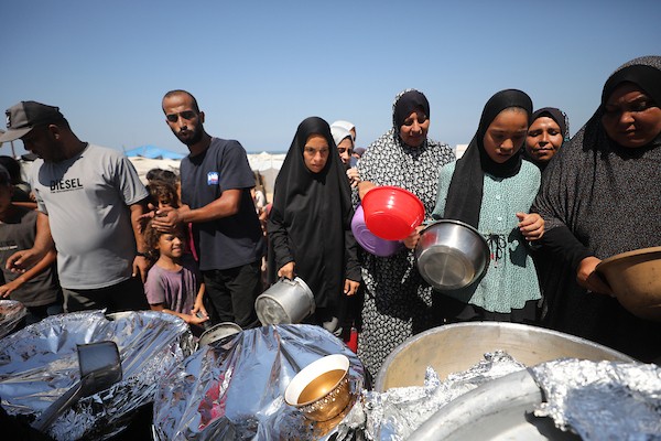 فلسطينيون نازحون يتلقون وجبات غذائية مجانية خلال عملية توزيع غرب مدينة غزة، في 9 أيلول/سبتمبر 2026، وسط ظروف إنسانية صعبة ونقص في الغذاء والاحتياجات الأساسية. تصوير: حسن الجدي.
