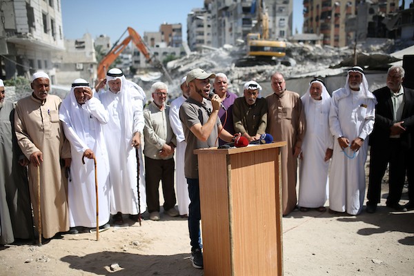 فلسطينيون يشاركون في احتجاج نظمته عائلات وعشائر فلسطينية عند موقع مبنى منهار في مدينة غزة، في 17 سبتمبر/أيلول 2026، تحت شعار «صرخة قبلية في وجه مجلس السلام». (تصوير: محمد صالحة)