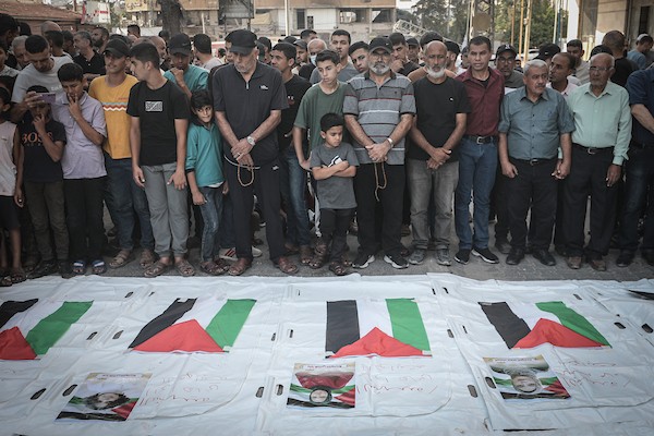 فلسطينيون يشاركون في جنازة عشرة من أفراد عائلة الثوابتة في مخيم البريج للاجئين وسط قطاع غزة، في 29 سبتمبر/أيلول 2026، بعد انتشال جثامينهم.(صورة: معز صالحي)
