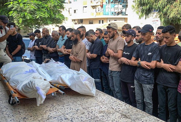 ودّع المشيّعون جثماني فلسطينيين اثنين في مستشفى الشفاء بمدينة غزة في 23 سبتمبر/أيلول 2026، بعد استشهادهما في هجوم إسرائيلي بمنطقة شارع النفق. (صورة: محمد صالحة)