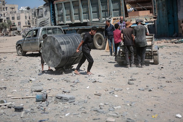 يتفقد فلسطينيون الأضرار التي لحقت بمنزل عائلة كريم في حي التفاح، شرق مدينة غزة، عقب غارة إسرائيلية استهدفته في 22 سبتمبر/أيلول 2026.(صورة: بلال أسامة)
