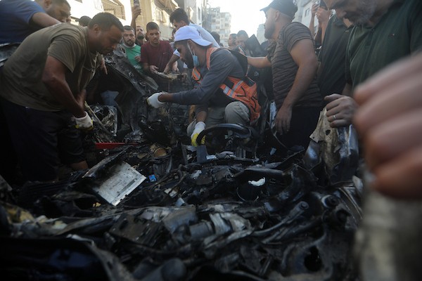 يتفقد فلسطينيون موقع غارة جوية إسرائيلية استهدفت مركبة في مدينة غزة، قطاع غزة، في 6 سبتمبر/أيلول 2026. وبحسب مصادر طبية، أسفرت الغارة عن استشهاد فلسطيني وطفلته وإصابة آخرين. (صورة: بلال أسامة)
