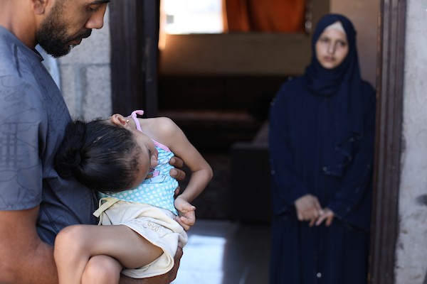 الطفلة سيلا أبو كريم، 6 أعوام، تجلس داخل منزل متضرر في مخيم المغازي وسط قطاع غزة، في 3 سبتمبر/أيلول 2026، بعدما تسببت شظايا غارة إسرائيلية سابقة بإصابات في فقرات ظهرها وعمودها الفقري. تصوير: حسن الجدي.