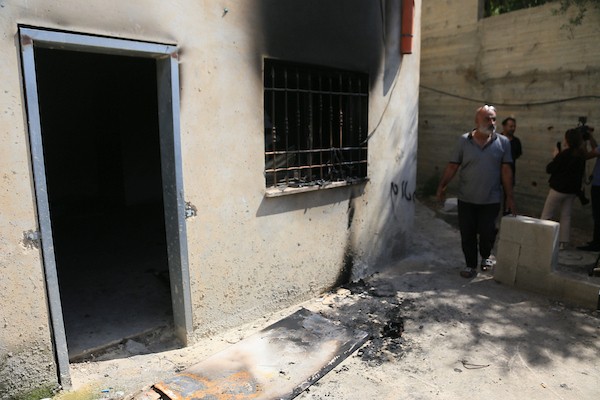 يتفقد فلسطينيون الأضرار الناجمة عن حريق في مسجد بقرية بزاريا ، شمال غرب نابلس في الضفة الغربية، في الأول من سبتمبر/أيلول 2026.( صورة: محمد ناصر)