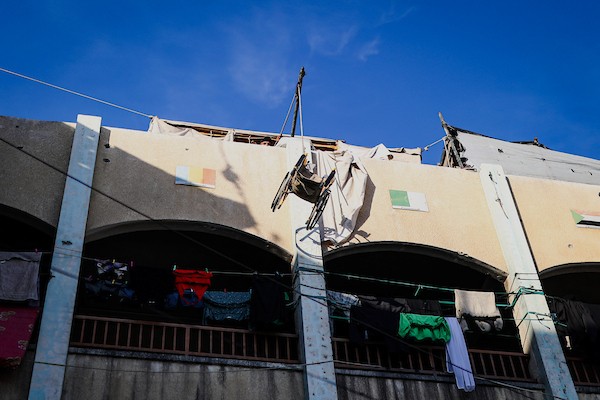 الطفلة ليان زكريا عسلية (7 أعوام) داخل خيمة على سطح مدرسة تؤوي نازحين في مدينة غزة، في 28 سبتمبر/أيلول 2026. (صورة: بلال أسامة)