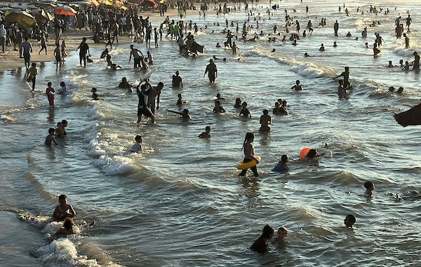 فلسطينيون نازحون يقضون وقتهم على شاطئ مدينة غزة في 25 سبتمبر/أيلول 2026. (صورة: محمد صالحة)