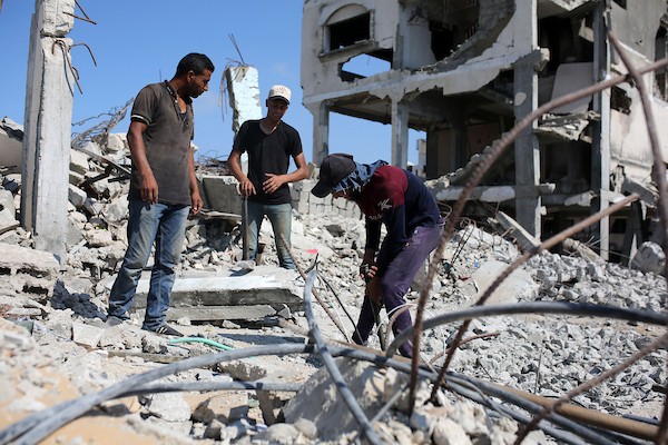 عمال فلسطينيون يزيلون أنقاض منزل دُمر في غارة إسرائيلية خلال الحرب في حي الرمال بمدينة غزة، في 14 سبتمبر/أيلول 2026. تصوير: بلال أسامة.