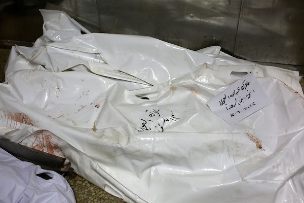 نُقلت جثث فلسطينيين، بينهم أطفال، لقوا حتفهم إثر انهيار مبنى سكني إلى مشرحة مستشفى الشفاء في مدينة غزة في 16 سبتمبر/أيلول 2026. (صورة: محمد صالحة)