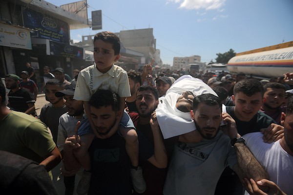 مشيّعون يودعون جثمان بصير منير البرش، داخل مستشفى الشفاء بمدينة غزة في 19 أيلول/ سبتمبر 2026. (تصوير: بلال أسامة)