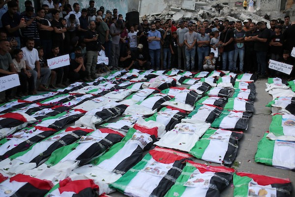 فلسطينيون يشيّعون في حي الزيتون بمدينة غزة، 6 سبتمبر/أيلول 2026، رفات وجثامين نحو 100 من ذويهم، بينهم عشرات الأطفال، بعدما انتشلتها طواقم الدفاع المدني خلال الأيام الماضية