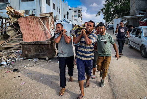 يحمل فلسطينيون جثتي شخصين إلى مستشفى الشفاء في مدينة غزة في 29 سبتمبر/أيلول 2026، عقب غارة إسرائيلية على مخيم حلاوة في جباليا.صورة: أحمد الشوا