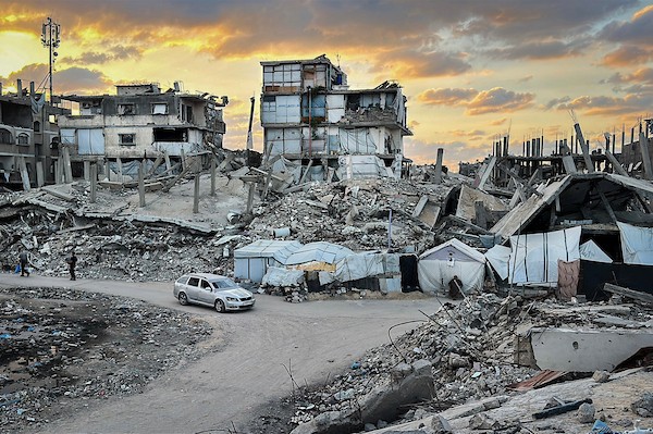 فلسطينيون نازحون يواصلون حياتهم اليومية داخل مدرسة متضررة في جباليا، شمال قطاع غزة، في 27 سبتمبر/أيلول 2026، وسط أزمة سكن وتعليم متواصلة. صورة: هادي داود