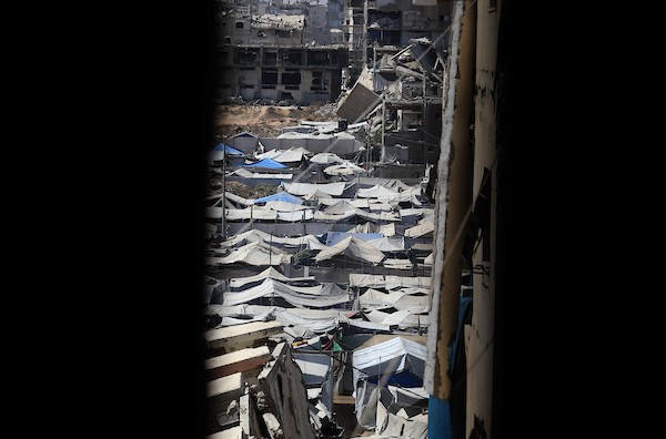 فلسطينيون يقيمون داخل أبراج الكرامة المتضررة وفي خيام مجاورة لها شمال قطاع غزة، في 17 سبتمبر/أيلول 2026، وسط مخاوف من انهيار المباني وصعوبة تأمين مساكن بديلة للعائلات والنازحين. (تصوير: بلال أسامة)