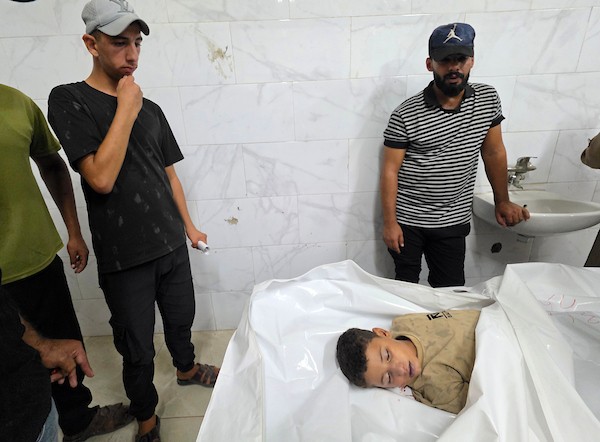 مسعفون يحملون جثمان الطفل محمد سيف الدين الشخريتي (8 أعوام) إلى مجمع ناصر الطبي في خان يونس، في 26 سبتمبر/أيلول 2026. تصوير: طارق محمد.